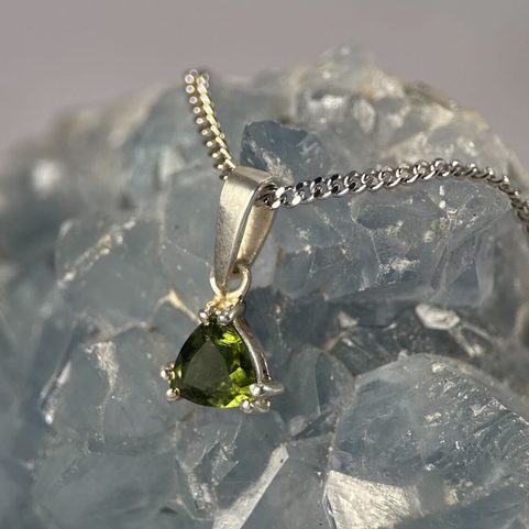 TRIANGULAR, STŘÍBRNÝ PŘÍVĚSEK S VLTAVÍNEM 7X7 MM, AG 925