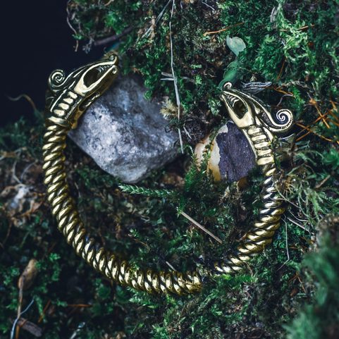 DREKI, VIKINGSKÝ DRAK, NÁRAMEK, MOSAZ - PLETENÝ