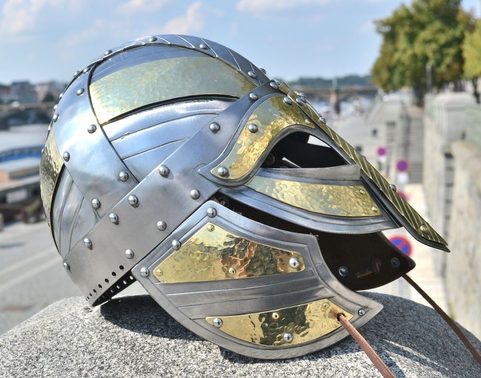 ARNGRIM, HONOSNÁ VIKINGSKÁ PŘILBA ZDOBENÁ MOSAZÍ S LÍCNICEMI
