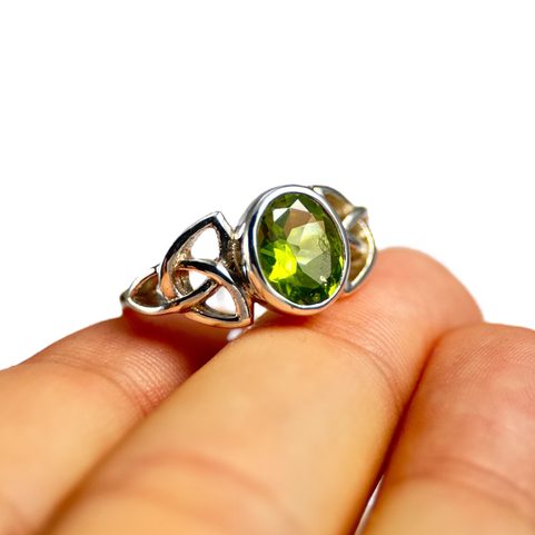 CELTIC KNOT, STŘÍBRNÝ PRSTEN, PERIDOT AG 925/1000