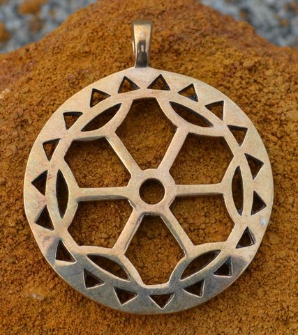 POHANSKÝ SYMBOL SLUNCE, BRONZOVÝ TALISMAN