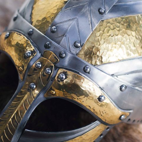 ARNGRIM, HONOSNÁ VIKINGSKÁ PŘILBA ZDOBENÁ MOSAZÍ