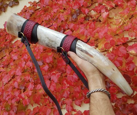 TROUBICÍ ROH S KOŽENÝM ZÁVĚSEM DE LUXE 38 CM