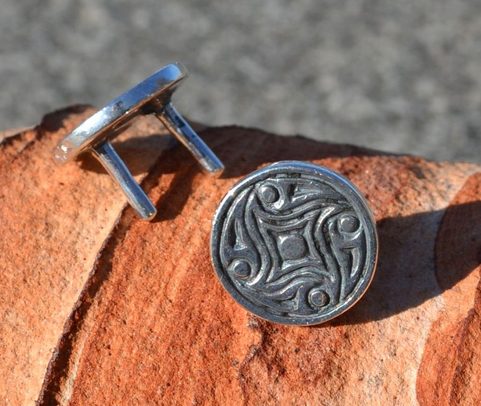 GOTLAND, VIKINSKÝ STŘÍBRNÝ OZDOBNÝ NÝTEK, AG 925