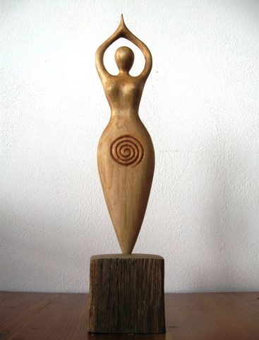 BOHYNĚ ŽIVA, VYŘEZÁVANÁ SOCHA NA PODSTAVCI