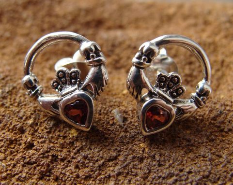 IRSKÉ NÁUŠNICE S GRANÁTEM - CLADDAGH, STŘÍBRO (925)