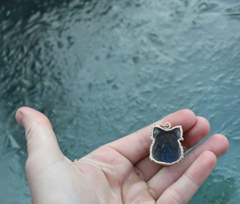 DIVOČÁK - KANEC, MASIVNÍ AMULET KANČÍ HLAVA BRONZ