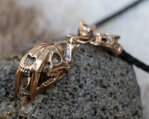 ŠAVLOZUBÝ TYGR, MACHAIRODUS - SMILODON, BOLO NA KRK, BRONZ