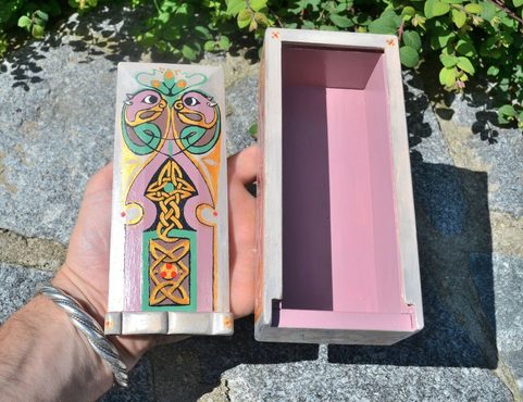 BOOK OF KELLS, KELTSKÁ KRABIČKA PRO OSOBNÍ POTŘEBY, REPLIKA