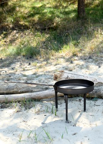 TROJNOŽKA, JEDNODUCHÝ STOJAN NA VAŘENÍ, RUČNĚ KOVANÝ