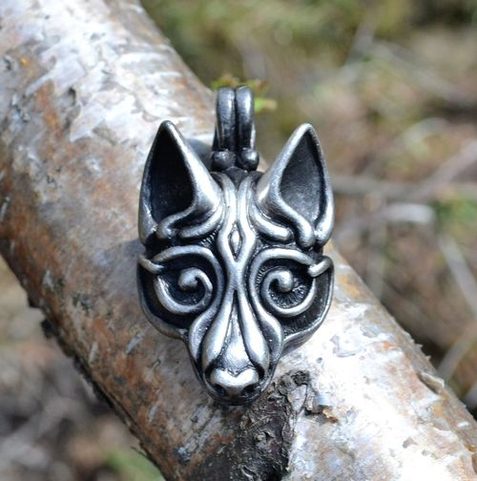 VLK FENRIR, VIKINSKÝ VÝTVARNÝ STYL, POSTŘÍBŘENÝ AMULET