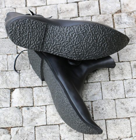 GOTICKÉ NÍZKÉ ŠKORNĚ -TULIPÁNY, ČERNÉ BOTY