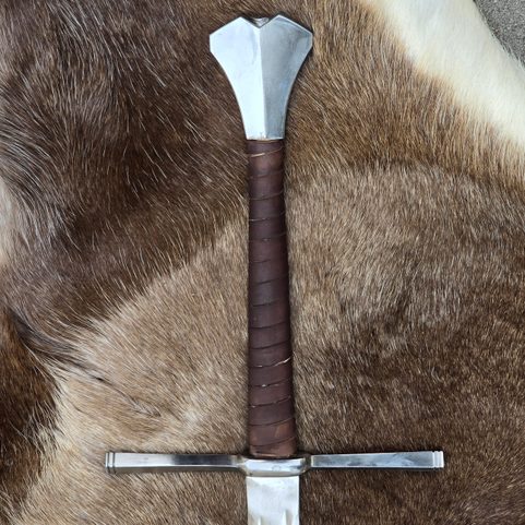 LOTHAR, JEDEN A PŮLRUČNÍ MEČ