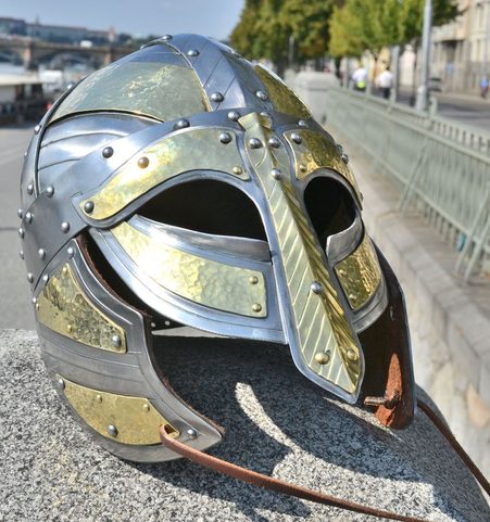 ARNGRIM, HONOSNÁ VIKINGSKÁ PŘILBA ZDOBENÁ MOSAZÍ S LÍCNICEMI