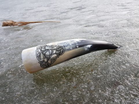 TRISKEL VIKING, ZDOBENÝ RYTÝ ROH NA PITÍ