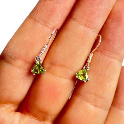 TRIANGULAR, STŘÍBRNÉ NÁUŠNICE S PERIDOTEM, AG 925