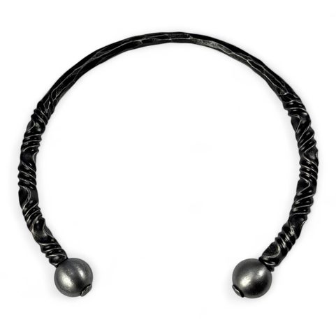 KOVANÝ TORQUES UKONČENÝ KULIČKAMI