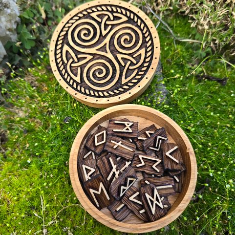 RUNY - FUTHARK S KRABIČKOU - TRISKEL