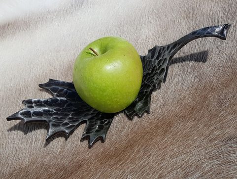 DUB ČERVENÝ, KOVANÁ MISKA