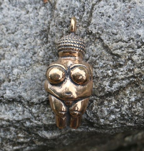 WILLENDORFSKÁ VENUŠE, PŘÍVĚŠEK, BRONZ