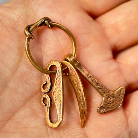 SEVERSKÝ AMULET, THOROVO KLADIVO, OCÍLKA A NŮŽ, BRONZ