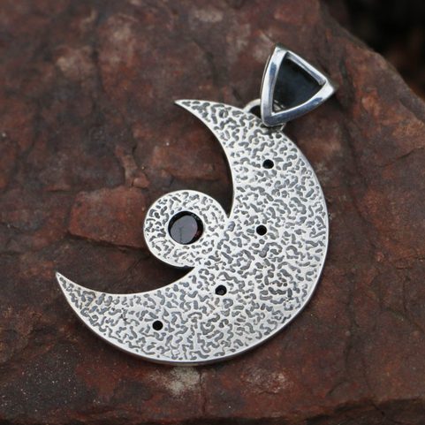 LUNA - STŘÍBRNÝ PŘÍVĚSEK S GRANÁTEM, AG 925 11G