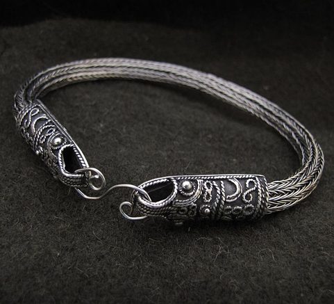 VIKINSKÝ SPLÉTANÝ STŘÍBRNÝ NÁRAMEK, AG 925