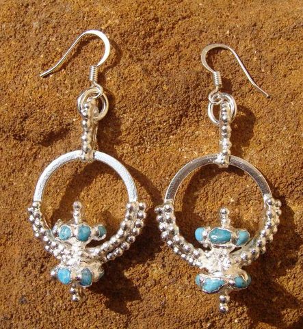 SLOVANSKÉ NÁUŠNICE S KAMENY, POSTŘÍBŘENÉ