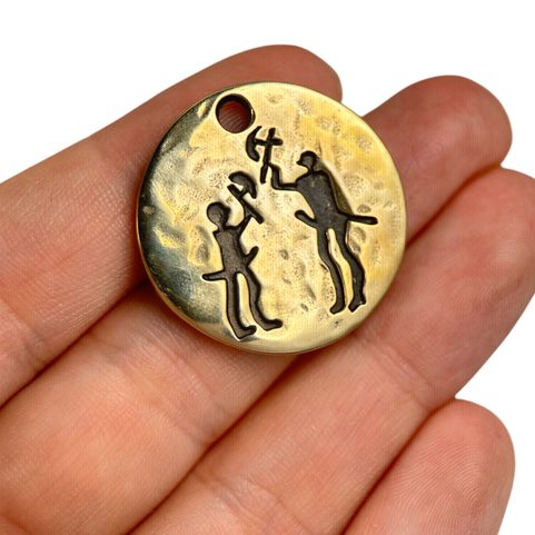 SEKERNÍCI, VÁLEČNICKÝ AMULET, SKALNÍ RYTINA TANUM, ŠVÉDSKO, MOSAZ