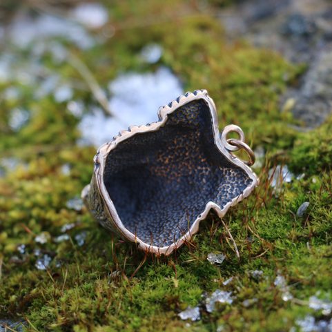 DIVOČÁK - KANEC, MASIVNÍ AMULET KANČÍ HLAVA BRONZ