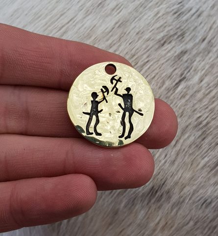 SEKERNÍCI, VÁLEČNICKÝ AMULET, SKALNÍ RYTINA TANUM, ŠVÉDSKO, MOSAZ