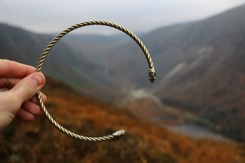 FLÓKI, VIKINSKÝ TORQUES MOSAZNÝ