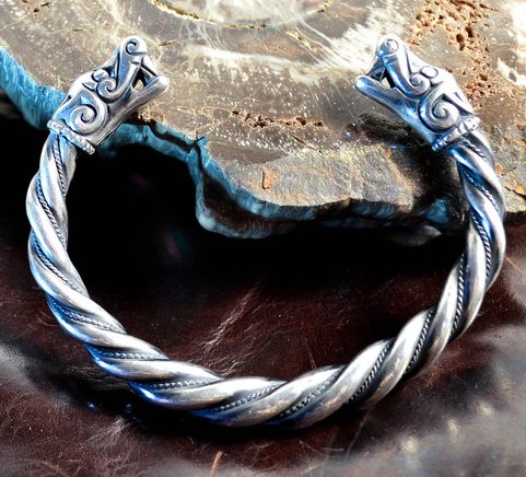 VIKINGSKÝ GOTLANDSKÝ STŘÍBRNÝ NÁRAMEK, VLCI, AG 925, 63 G