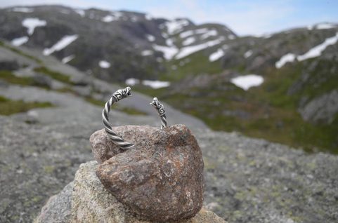 VIKINGSKÝ GOTLANDSKÝ STŘÍBRNÝ NÁRAMEK, VLCI, AG 925, 63 G