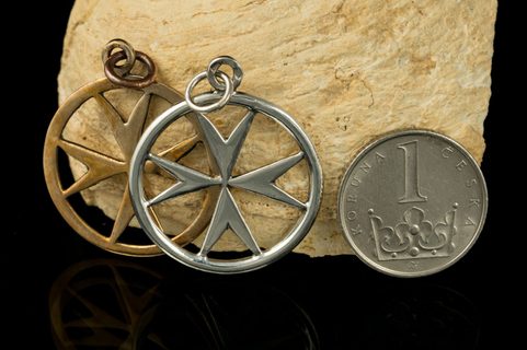 TEMPLÁŘSKÝ KŘÍŽ, PŘÍVĚŠEK, BRONZ