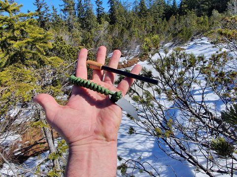 KŘESADLO S RUKOJETÍ BUK 50 MM, PARACORDEM A ŠKRTADLEM KNIFE
