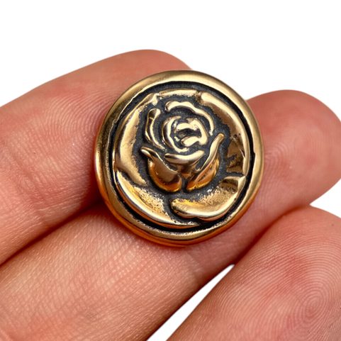 RŮŽE, KNOFLÍK, BRONZ