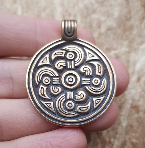 ORLÍ HLAVY, SLUNEČNÍ SYMBOL, BRONZOVÝ PŘÍVĚŠEK