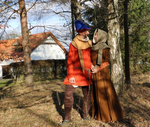 KUKLA STŘEDOVĚKÁ SE LNĚNOU PODŠÍVKOU, XIV. STOLETÍ