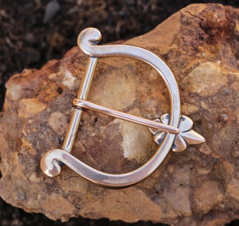 SPONA NA PÁSEK FLEUR DE LIS, STŘEDOVĚK - BRONZ