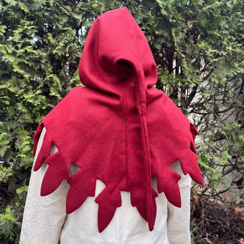 KÁPĚ STŘEDOVĚKÁ, ČERVENÁ, XV. STOLETÍ