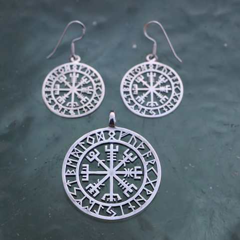 VEGVÍSIR - ISLANDSKÝ KOMPAS, STŘÍBRNÉ NÁUŠNICE A STŘÍBRNÝ PŘÍVĚSEK, AG 925
