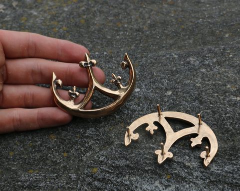 BRONZOVÁ OZDOBA NA KOŽENÉ TAŠVICE