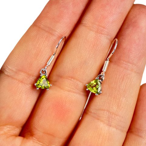 TRIANGULAR, STŘÍBRNÉ NÁUŠNICE S PERIDOTEM, AG 925