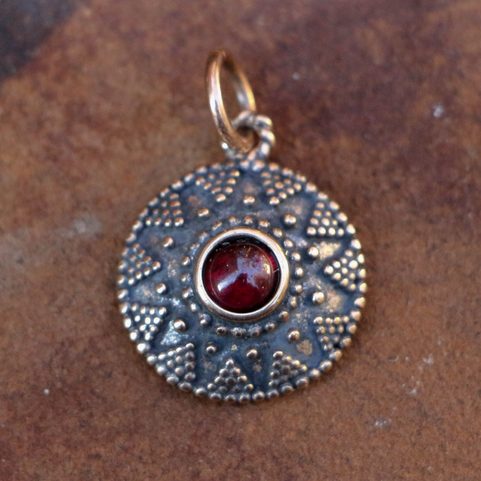 ISOLDA, GRANÁT, BRONZOVÝ PŘÍVĚŠEK