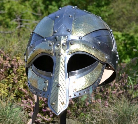 ARNGRIM, HONOSNÁ VIKINGSKÁ PŘILBA ZDOBENÁ MOSAZÍ