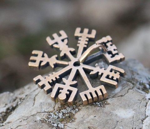 VEGVÍSIR, ISLANDSKÁ OCHRANNÁ RUNA, PŘÍVĚŠEK, BRONZ