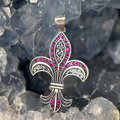 FLEUR DE LIS, STŘÍBRNÝ PŘÍVĚSEK S RUBÍNY, AG 925