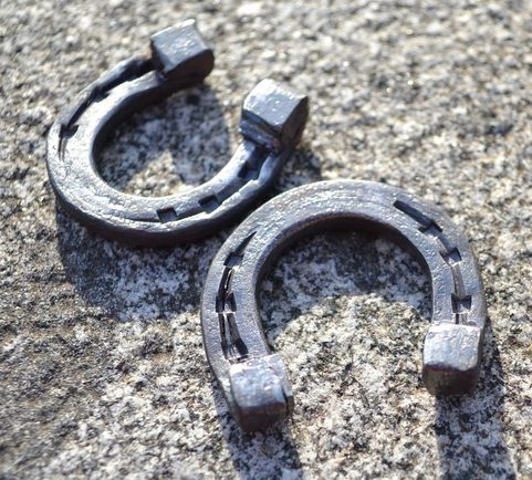 KOVANÁ PODKOVA PRO ŠTĚSTÍ, MALÁ CCA 30X27 MM