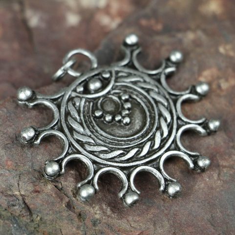 DEVANA, SLOVANSKÝ SLUNEČNÍ AMULET, ZINEK STAROSTŘÍBRO